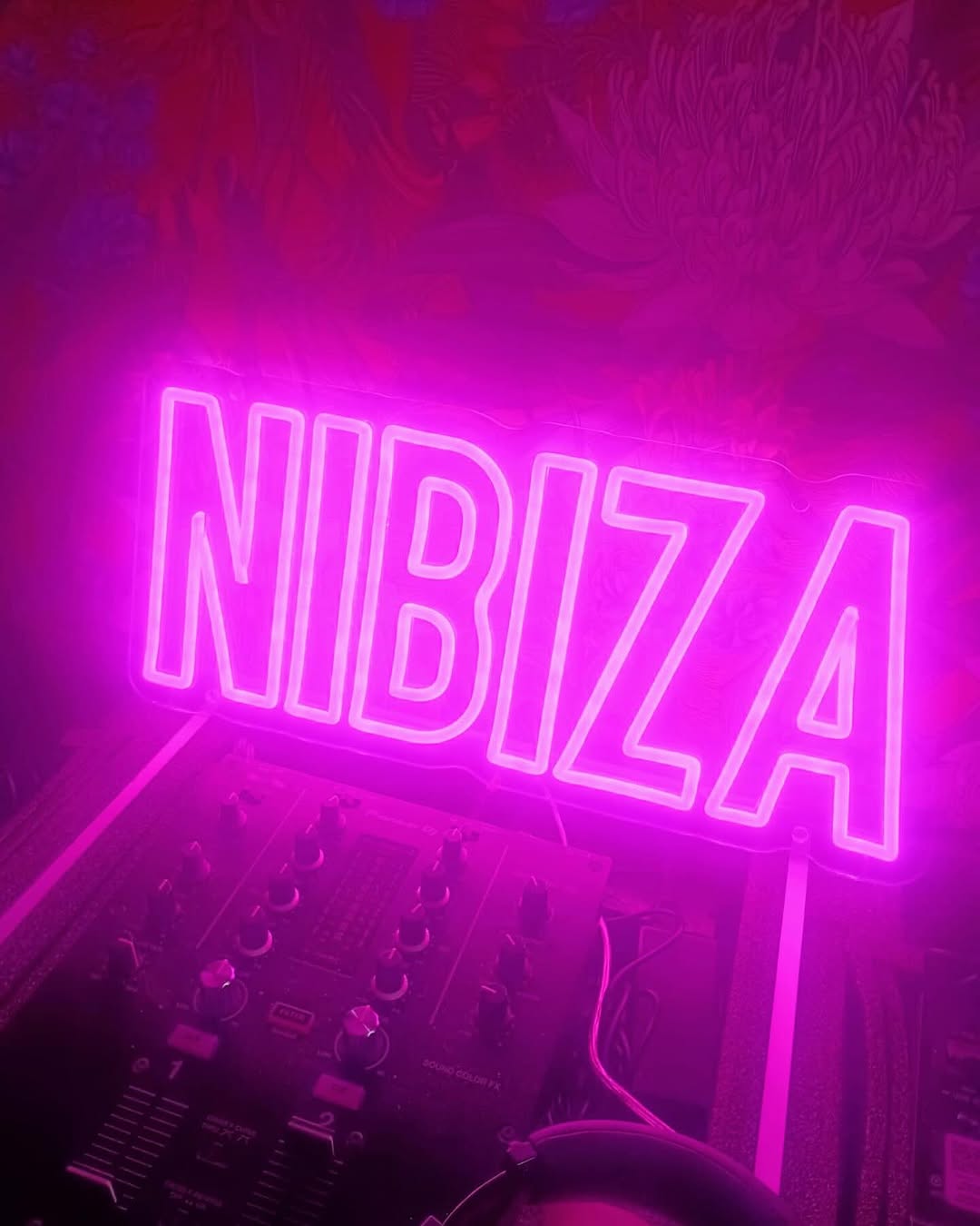 Het neonbord boven de dj-booth, laat op de avond.